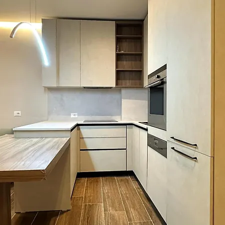 New Bazaar Nest Τίρανα